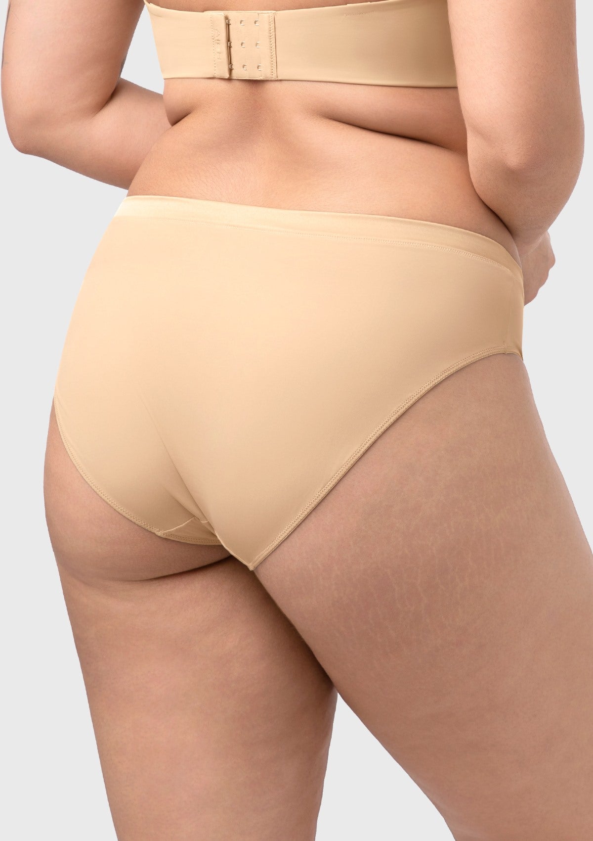 Back view of model in Beige Fiery high-rise underwear, featuring sewn-on elastic that prevents slipping.